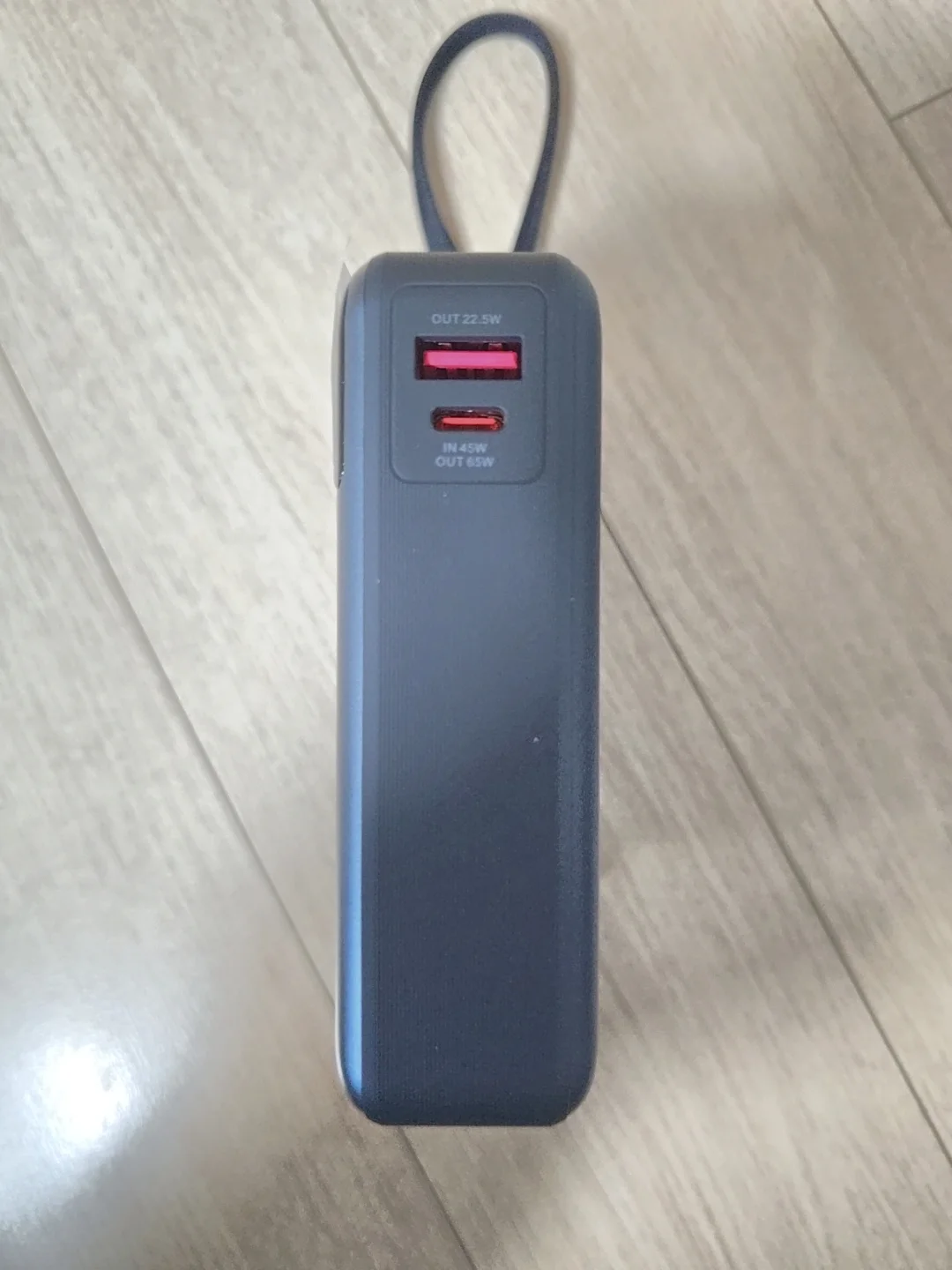 USB-A 포트와 USB-C 포트가 있는 보조배터리 측면