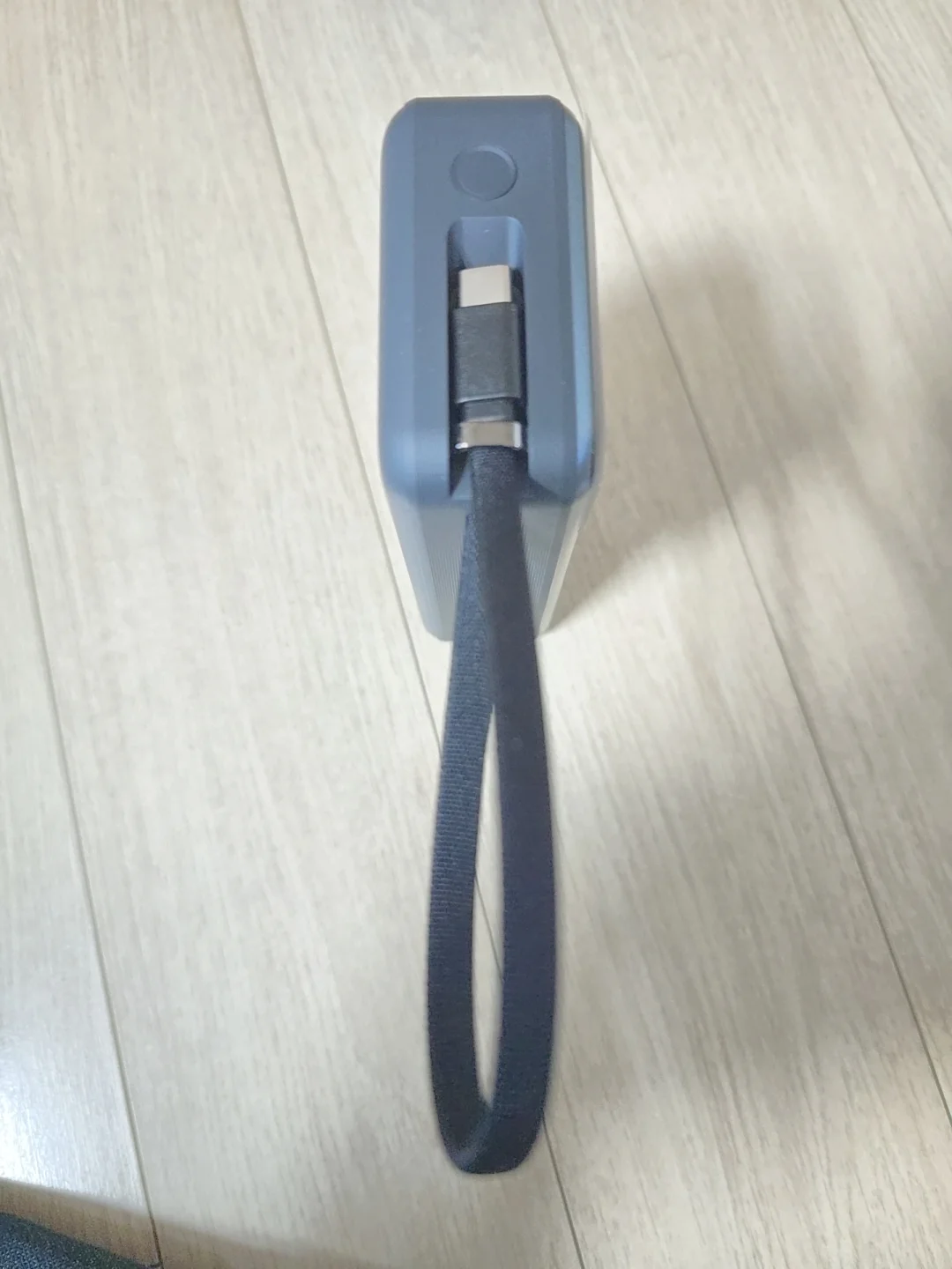 내장된 C타입 충전 케이블 단자와 스트랩 고리 부분